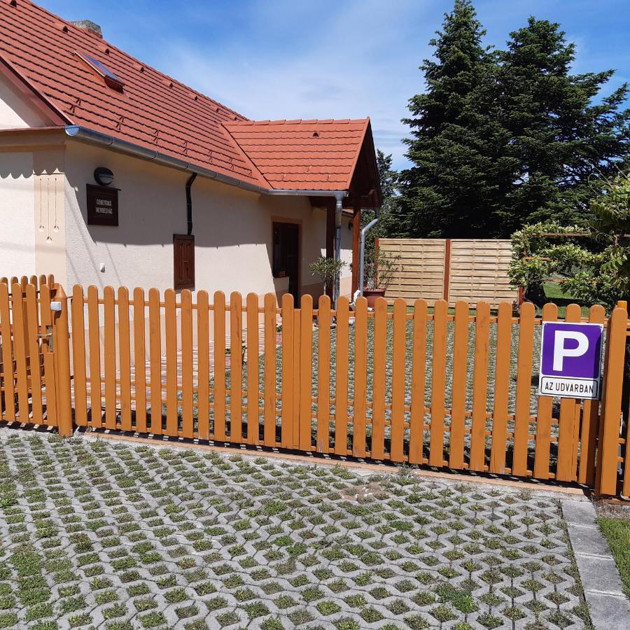 Gerendas Vendeghaz Sotony Buitenkant foto