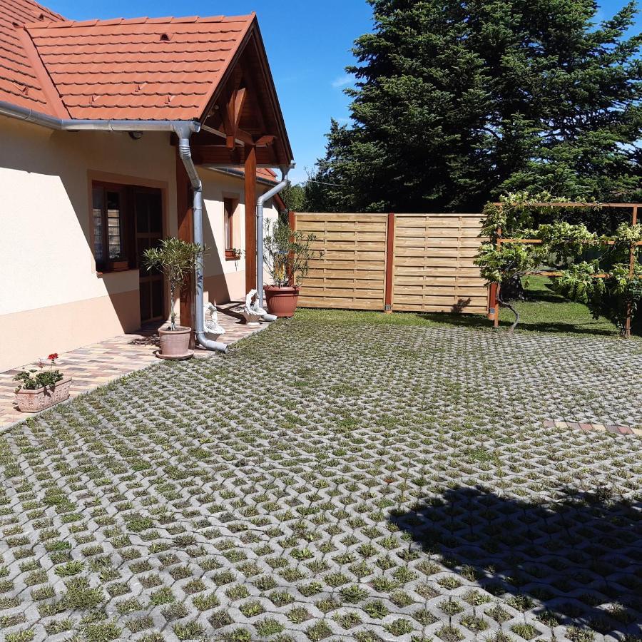 Gerendas Vendeghaz Sotony Buitenkant foto