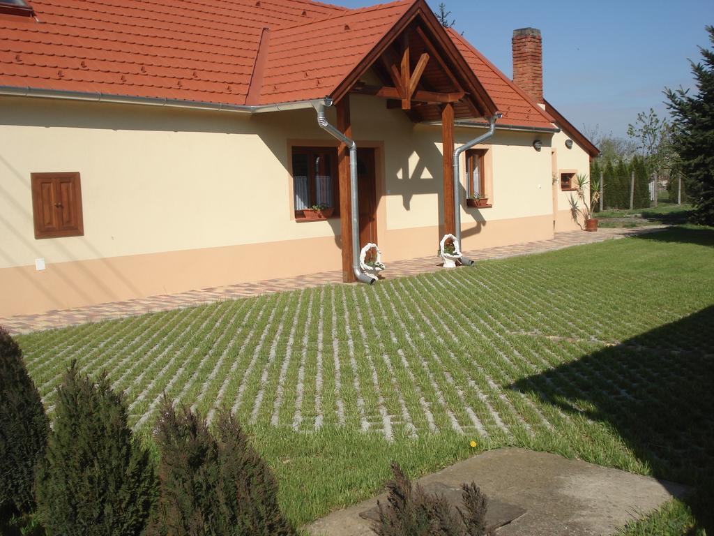 Gerendas Vendeghaz Sotony Buitenkant foto