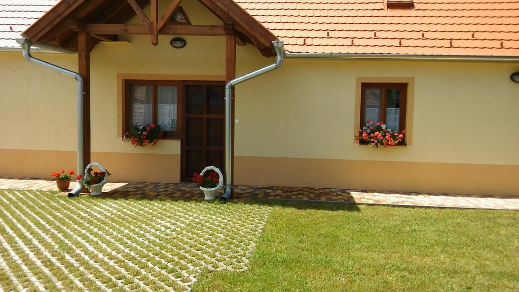 Gerendas Vendeghaz Sotony Buitenkant foto